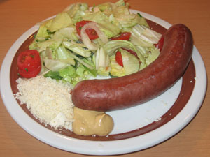 Bauernbratwurst mit frischem Kren, Senf, gemischten Salat